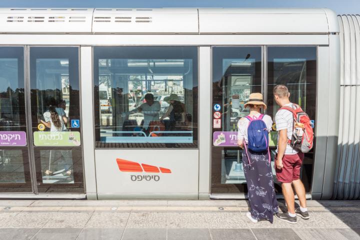 Unos turistas proceden a subirse al tranvía de Jerusalén, en una imagen del 16 de agosto de 2018.