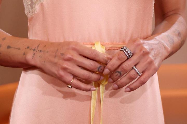 Zoë Kravitz, en los Globos de Oro con la manicura 'cloudy french'