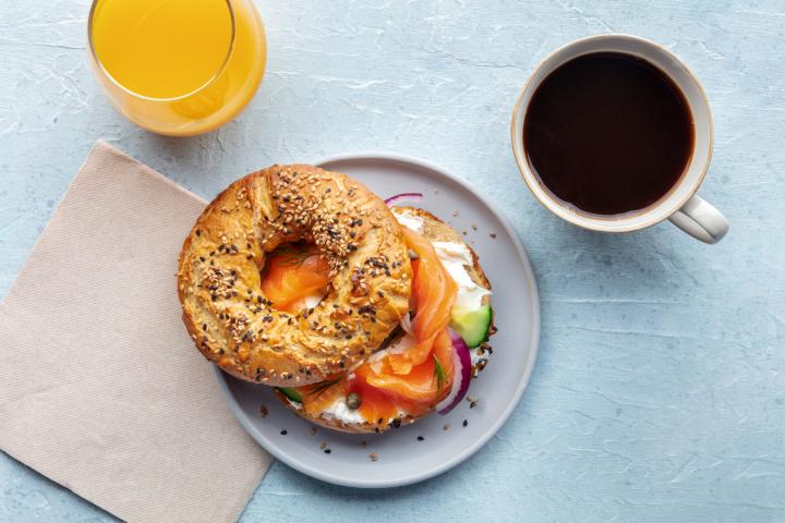 Desayuno con bagels