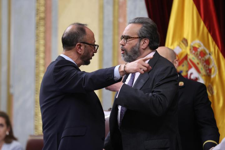 El diputado de Vox José María Sánchez se encara con el vicepresidente de la cámara, Alfonso Rodríguez Gómez de Celis