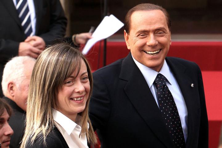 El entonces primer ministro italiano, Silvio Berlusconi, con la ministra de Juventud, Giorgia Meloni, en la entrega de los premios "Campus Mentis" en el Palazzo Chigi, en Roma, en 2011.