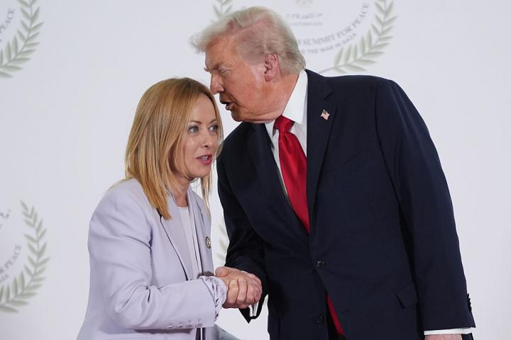 El presidente de EEUU, Donald Trump, saluda a la primera ministra italiana, Giorgia Meloni, en la cumbre para apoyar el fin de la guerra entre Israel y Hamás, 13 de octubre de 2025 en Sharm El Sheikh (Egipto).
