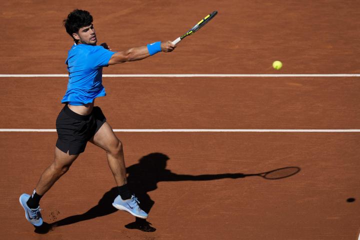 GRAFCAT1195. BARCELONA, 14/04/2026.- El tenista español Carlos Alcaraz durante su partido contra el finlandés Otto Virtanen en la segunda jornada del ATP 500 Barcelona Open Banc Sabadell-Trofeo Conde de Godó. EFE/Enric Fontcuberta