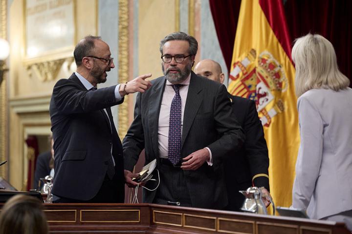MADRID, SPAIN - APRIL 14: The first vice-president of Congress, Alfonso Rodriguez de Celis (left), and Vox deputy Carlos Flores Juberias (right), during the plenary session of the Congress of Deputies, on 14 April, 2026 in Madrid, Spain. The plenary session will deal with two bills (integral veil and digital CNMC), two PNL on victims of the Patronato and bibliocausto, a PP motion on railway infrastructures, interpellations and questions to the Government on war, taxation, energy, regional funding and management, as well as four international agreements on visas, diplomacy and electricity. (Photo By Jesus Hellin/Europa Press via Getty Images)