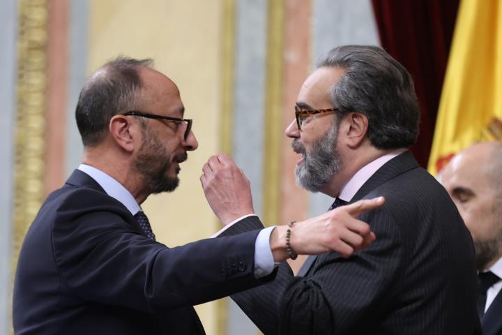 El vicepresidente del Congreso, Alfonso Rodríguez Gómez de Celis, es increpado por el diputado de Vox José María Sánchez durante un debate sobre la quema de libros en el franquismo.