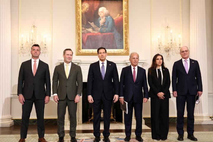Foto de familia de los negociadores de Israel y Líbano (a nivel embajadores), con la mediación del secretario de Estado norteamericano, Marco Rubio, el 14 de abril de 2026, en Washington.