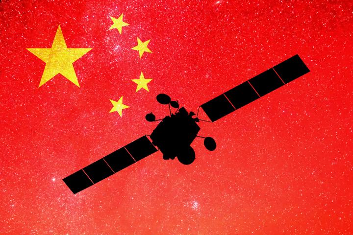 Ilustración de un satélite sobre la bandera de China.