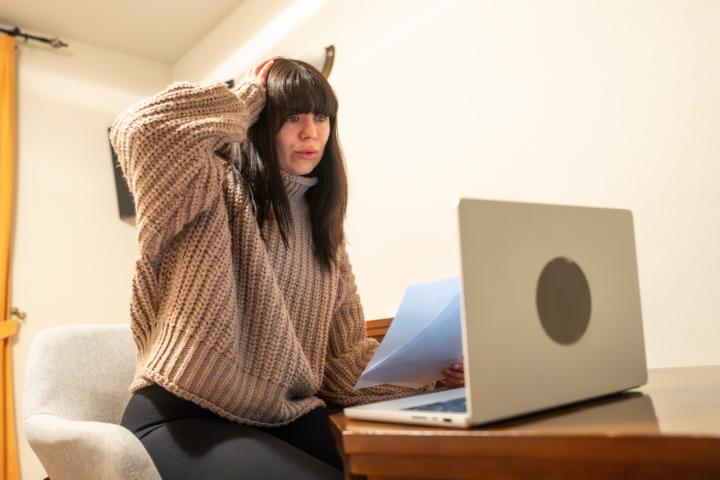 Una mujer preocupada por sus impuestos