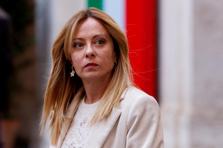 La primera ministra italiana, Giorgia Meloni, mientras espera la llegada del presidente de Chipre, Nikos Christodoulides, en el Palacio Chigi, en Roma, el 26 de febrero de 2026.