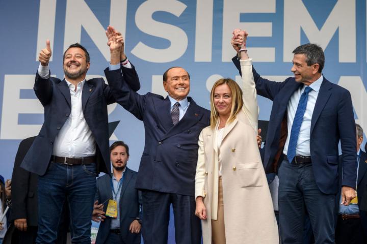 Matteo Salvini, Silvio Berlusconi, Giorgia Meloni y Maurizio Lupi, el 22 de septiembre de 2022, en el mitin de fin de campaña de las elecciones que ganó la ultra, en Roma.
