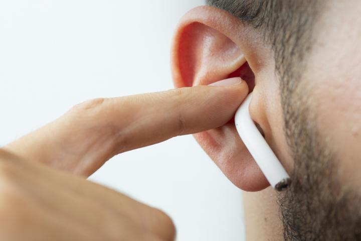 Una persona usando auriculares, en una imagen de archivo