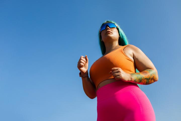 Una runner con gafas de sol