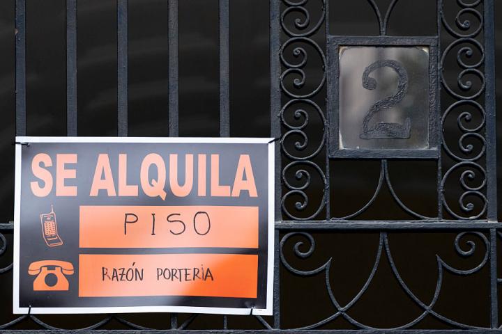 MADRID, SPAIN - APRIL 09: A 'SE ALQUILA' sign, 9 April 2026, in Madrid, Spain. The Deputy Director General for Asset Management of the Ministry of Inclusion, Social Security and Migration has denied the two-year extension requested by tenants of Social Security General Treasury housing in central Madrid neighbourhoods such as Arguelles, Lavapies, Ventas and Pacifico. (Photo By Eduardo Parra/Europa Press via Getty Images)