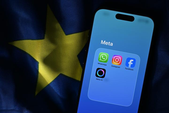 Varias aplicaciones de Meta, entre ellas WhatsApp, Instagram o Facebook, sobre una bandera de la Unión Europea.