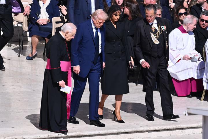 Donald Trump, junto a Melania y varios miembros de la curia vaticana, en el funeral por el papa Francisco