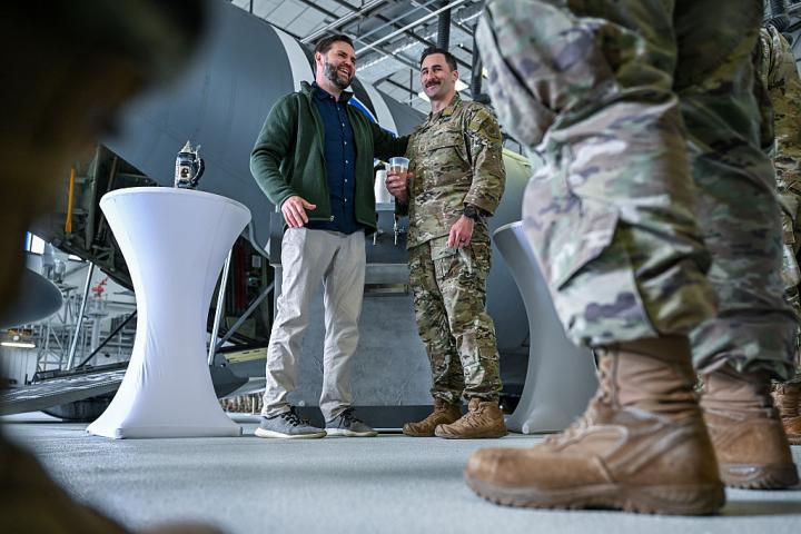 El vicepresidente de EEUU, JD Vance, se toma una cerveza con los soldados norteamericanos de la base aérea de Ramstein (Alemania), el 24 de abril de 2024.