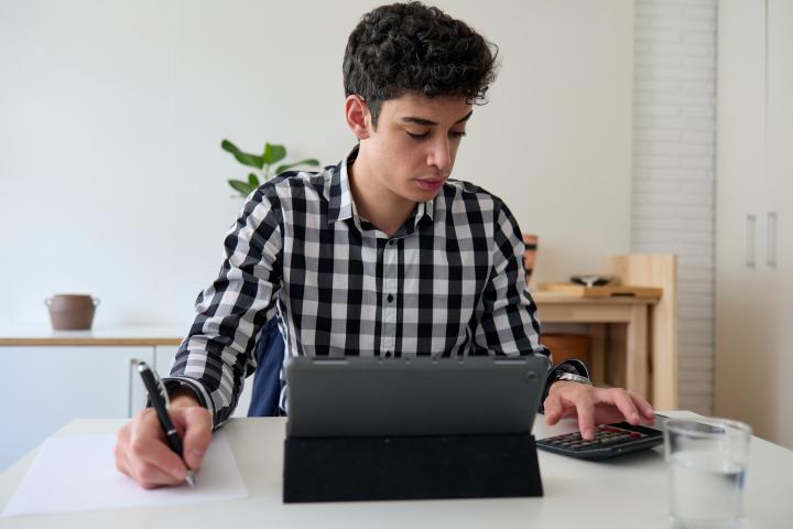 Hombre calcula sus impuestos