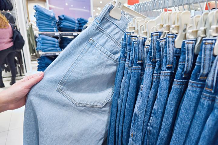 Imagen de archivo de una tienda de ropa.