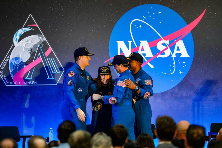 Los astronautas de Artemis se abrazan al ser recibidos de vuelta en Houston