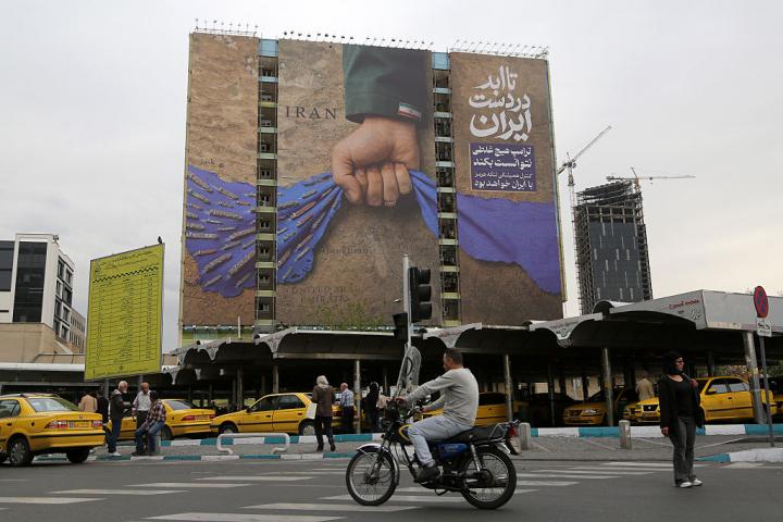 Un gran anuncio publicitario clama por el control del estrecho de Ormuz por parte de irán, en la plaza Vanak de Teherán, el 12 de abril de 2026.
