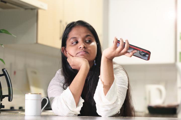 Una mujer, harta de recibir llamadas comerciales