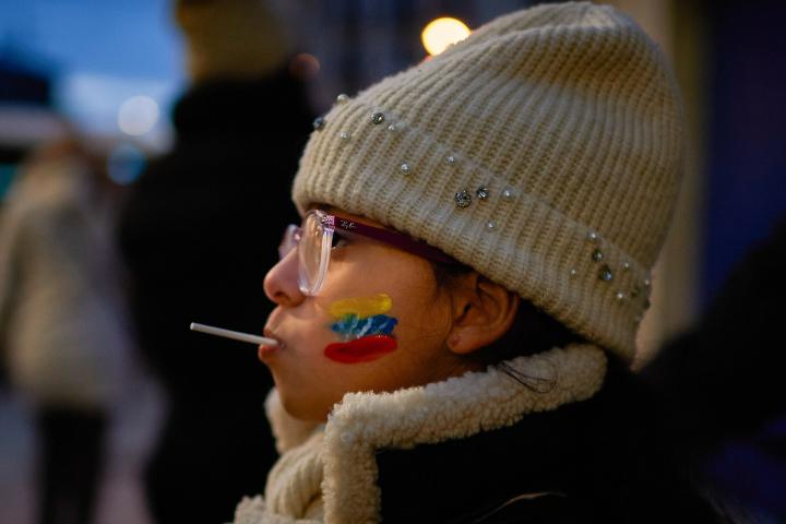 Una mujer venezolana en una manifestación en Pamplona