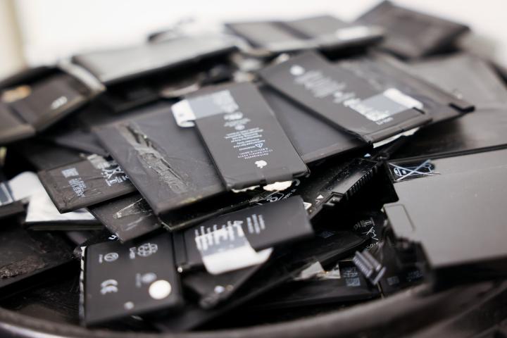 Varias baterías de móviles y tablets en un cubo de basura