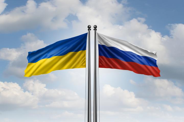 Banderas de Ucrania y Rusia