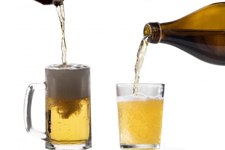 Cerveza en lata y en botella.