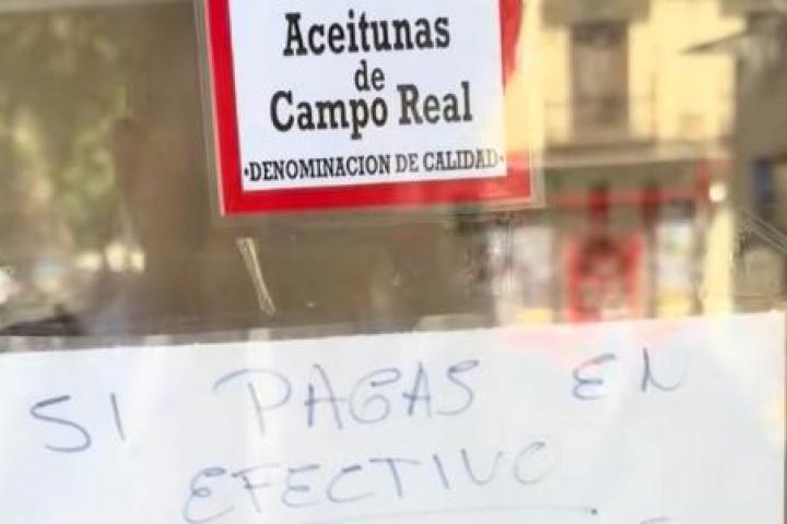 El cartel de un bar sobre el pago en efectivo.