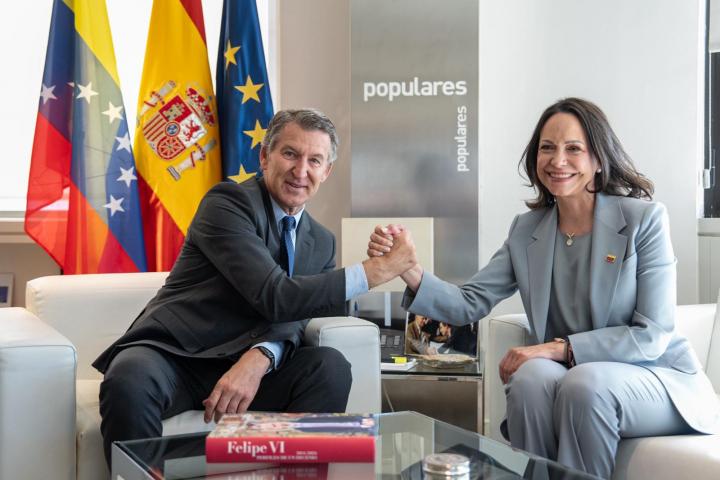 El lider del PP, Alberto Núñez Feijóo, y  la líder opositora de Venezuela, Maria Corina Machado