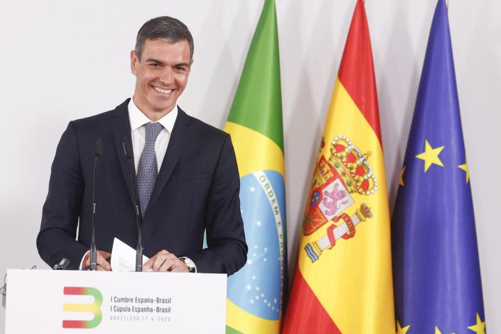 GRAF3596. BARCELONA, 17/04/2026.- El presidente del Gobierno, Pedro Sánchez (en la imagen), ofrece una rueda de prensa junto al presidente brasileño, Luiz Inácio Lula da Silva (no aparece), tras presidir la primera cumbre entre ambos países en la que ratifican su apuesta por políticas progresistas como la respuesta más eficaz frente al populismo. EFE/ Quique García