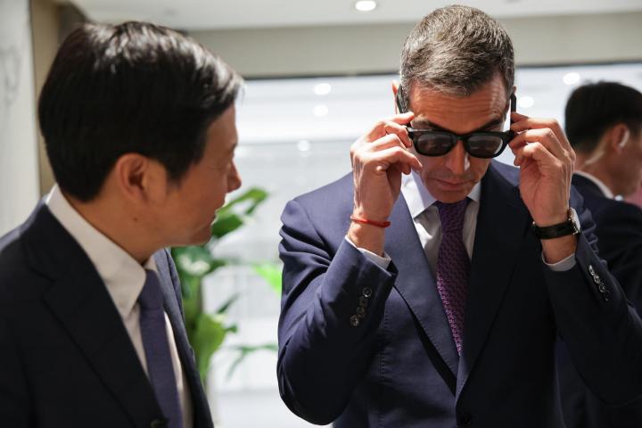 El presidente del Gobierno, Pedro Sánchez, probando las últimas gafas inteligentes de Xiaomi en su visita a Pekín.
