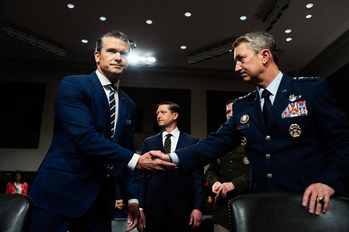 El secretario de Defensa, Pete Hegseth, y el jefe del Estado Mayor Conjunto, Dan Caine, llegan al Comité de Servicios Armados del Senado, en Washington, el 18 de junio de 2025.