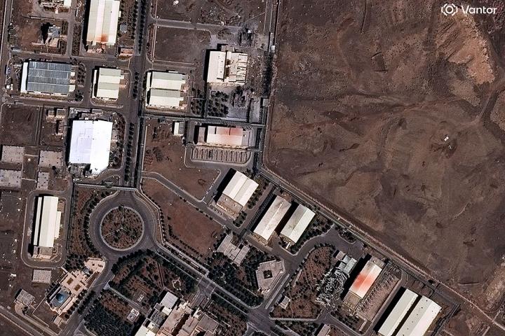 Imagen satelital de Vantor / Maxar que muestra daños en un edificio de la central nuclear de Natanz, en Irán, el 2 de marzo de 2026, tras un ataque de EEUU e Israel.