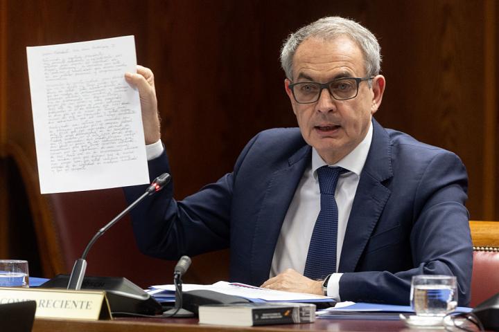MADRID, SPAIN - MARCH 02: Former Prime Minister Jose Luis Rodriguez Zapatero holds a piece of paper with a message from Hugo 'El Pollo' Carvajal during his appearance before the Commission of Inquiry on the 'Koldo case', in the Senate, on 2 March 2026, in Madrid, Spain. Zapatero has been summoned by the Popular Party to give explanations about the public financial rescue of the Plus Ultra airline, for this reason the PP has asked for his personal income tax declarations since the socialist was president, his declaration of assets and properties, both in Spain and abroad, and a copy of the communications with the Venezuelan authorities about the rescue of the Plus Ultra company. (Photo By Eduardo Parra/Europa Press via Getty Images)