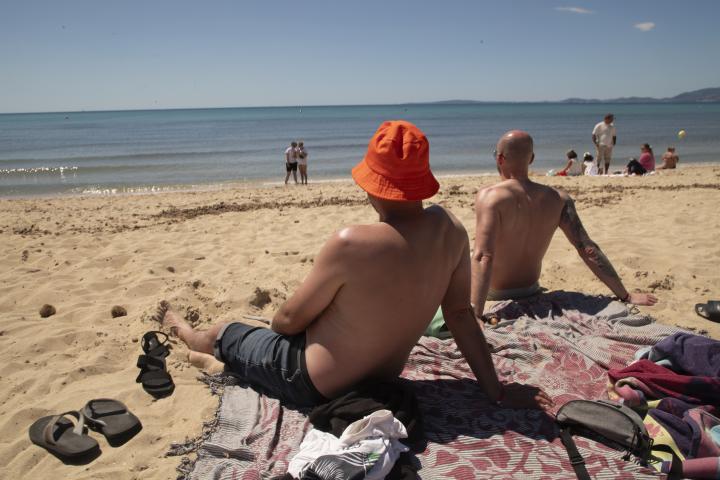 Dos hombres descansando en una playa