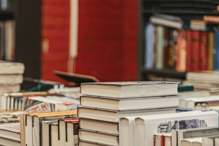 Libros apilados en una librería