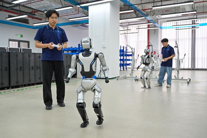 Operarios de una empresa china trabajan en el desarrollo de un robot humanoide