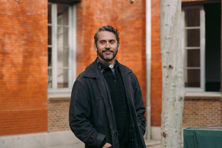 Paco León, como el padre Jose María en 'Mi querida señorita'