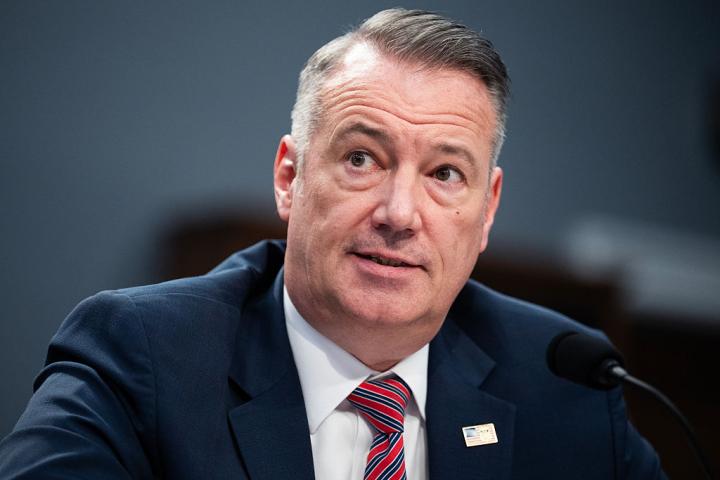 Todd Lyons, director interino del Servicio de Inmigración y Control de Aduanas de Estados Unidos (ICE), testifica en una audiencia en la Cámara de Representantes, el 16 de abril de 2026.