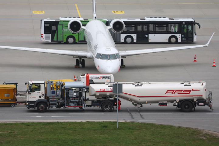 Un avión, en pleno repostaje en el aeropuerto de Múnich