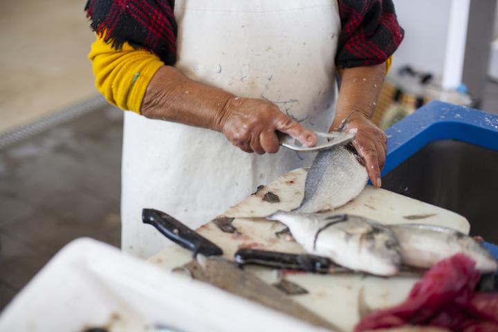 Una persona trabajando en una pescadería