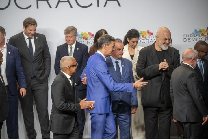 El presidente del Gobierno, Pedro Sánchez, indicando el camino.