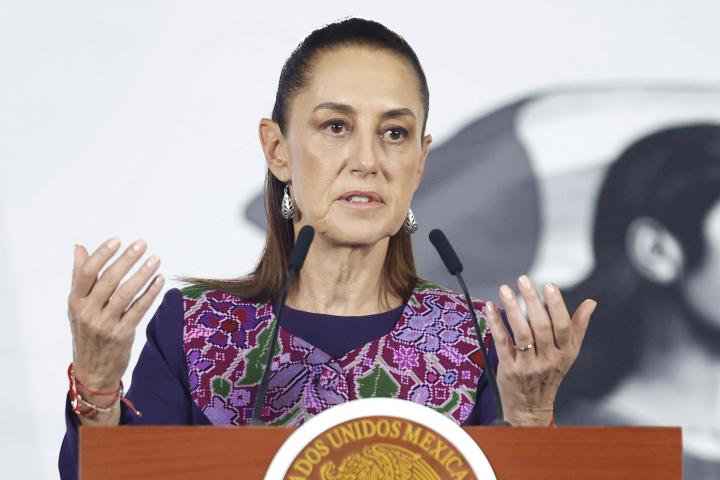 MEX9759. CIUDAD DE MÉXICO (MÉXICO), 16/04/2026.- La presidenta de México, Claudia Sheinbaum, habla durante una rueda de prensa este jueves, en el Palacio Nacional de la Ciudad de México (México). La empresa de fabricación electrónica Flex anunció una inversión de 1.000 millones de dólares en México para fabricación de equipo de centro de datos e Inteligencia Artificial (IA), lo que generará más de 5.000 empleos. EFE/ Sáshenka Gutiérrez
