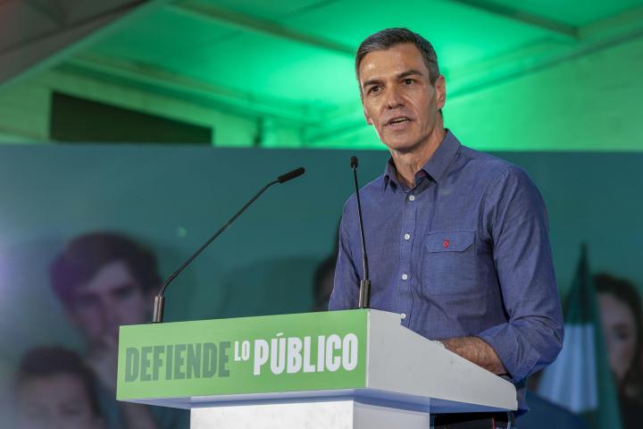 GIBRALEÓN (HUELVA), 19/04/2026.- El secretario general del PSOE y presidente del Gobierno, Pedro Sánchez, interviene en un acto de precampaña de las elecciones andaluzas donde ha apoyado a la vicesecretaria general del PSOE, secretaria general del PSOE de Andalucía y candidata a la Presidencia de la Junta de Andalucía, María Jesús Montero, este domingo en la localidad onubense de Gibraleón. EFE/Alberto Di´az