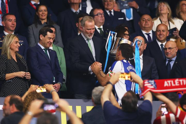 El rey Felipe VI, felicitando a Mikel Oyarzabal, mientras le entregaba la Copa del Rey.