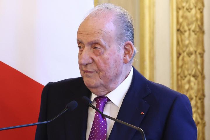 Juan Carlos I, en la Asamblea Nacional de Francia, recogiendo un premio por sus memorias.
