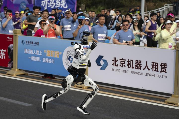 Uno de los robots humanoides que ha competido en la media maratón de Pekín.