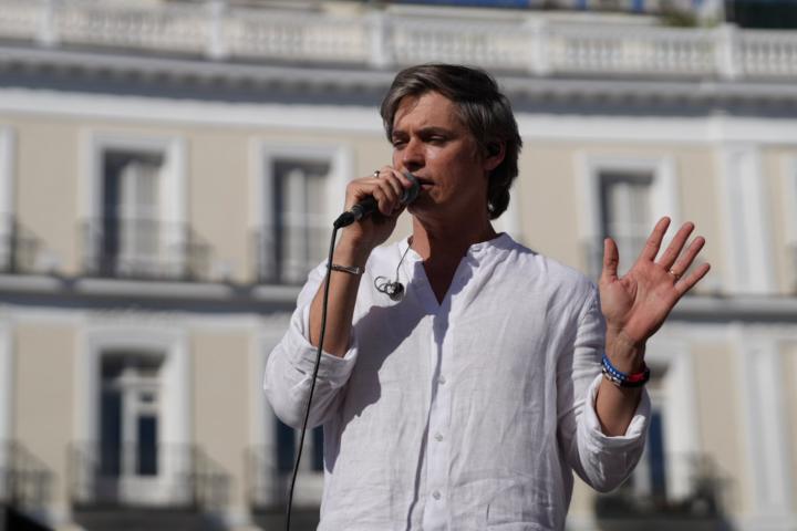 Carlos Baute junto a los seguidores de Maria Corina Machado en la Puerta del Sol este 18 de abril (Luis Boza/NurPhoto via Getty Images)